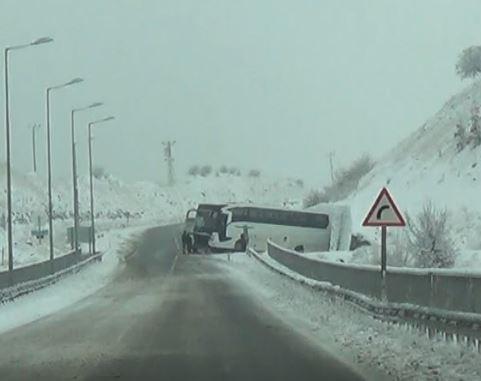 Tunceli’de kayganlaşan yolda kaza: Otobüs yoldan çıktı