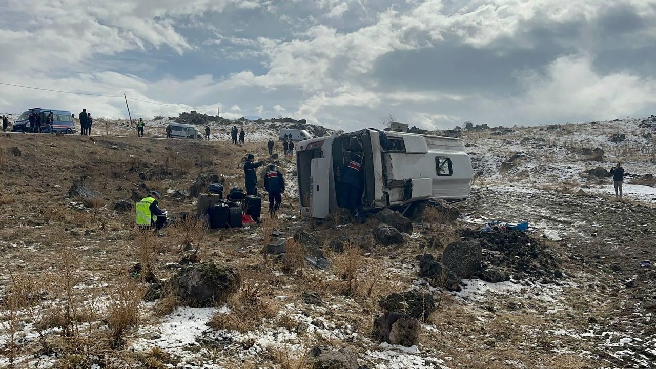 Uruguaylı turistleri taşıyan midibüs şarampole devrildi: 14 yaralı