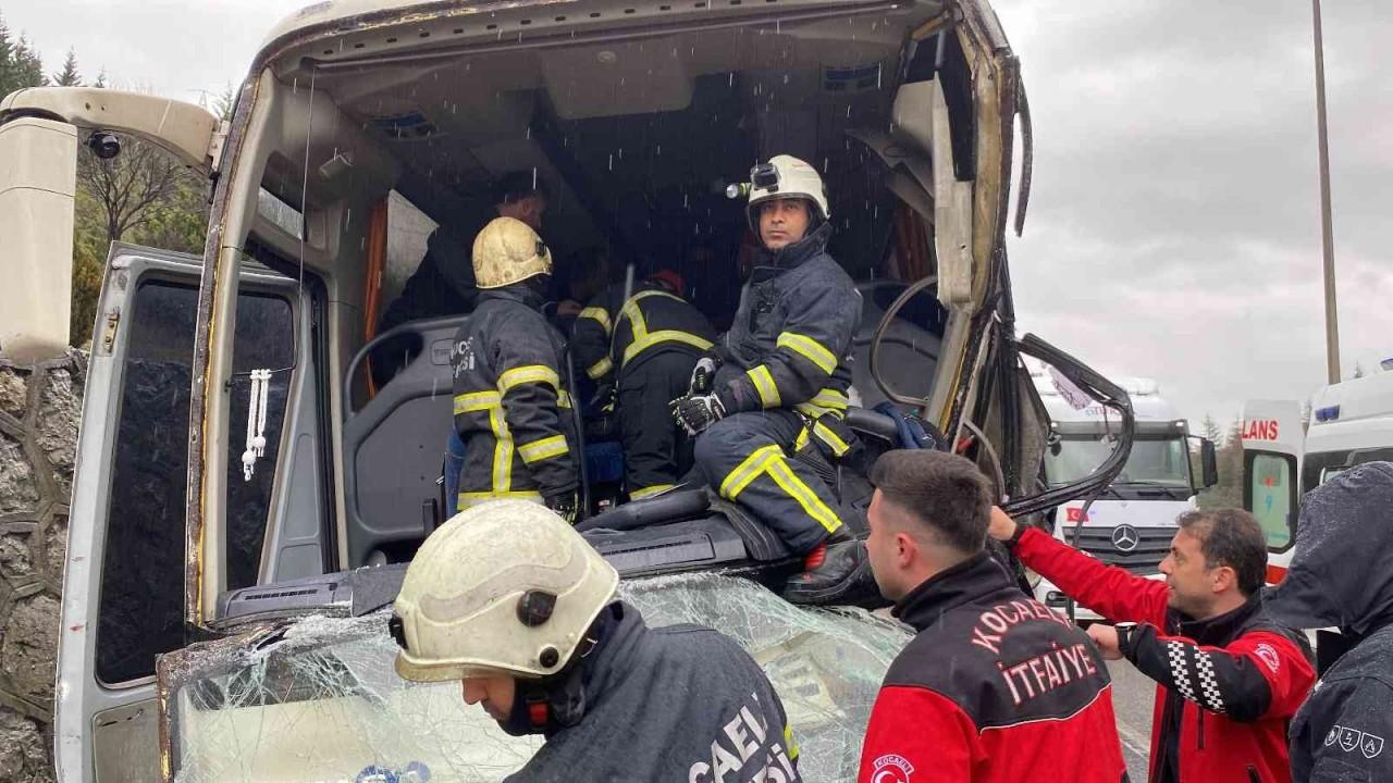 TEM’de işçi servisi önce tıra sonra bariyerlere çarptı: 4 yaralı