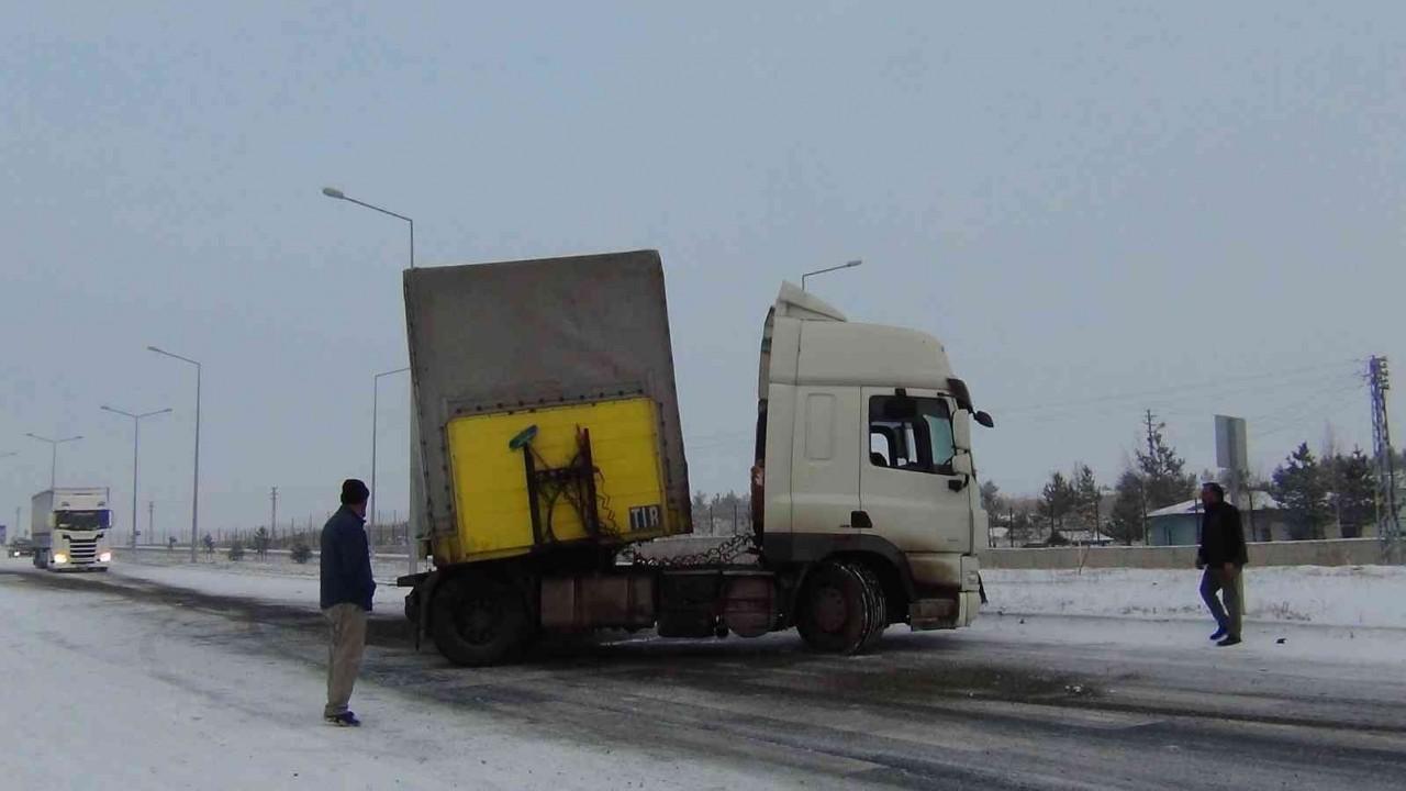 Kars’ta kayan tır refüje çıktı, tırlar yollarda kaldı