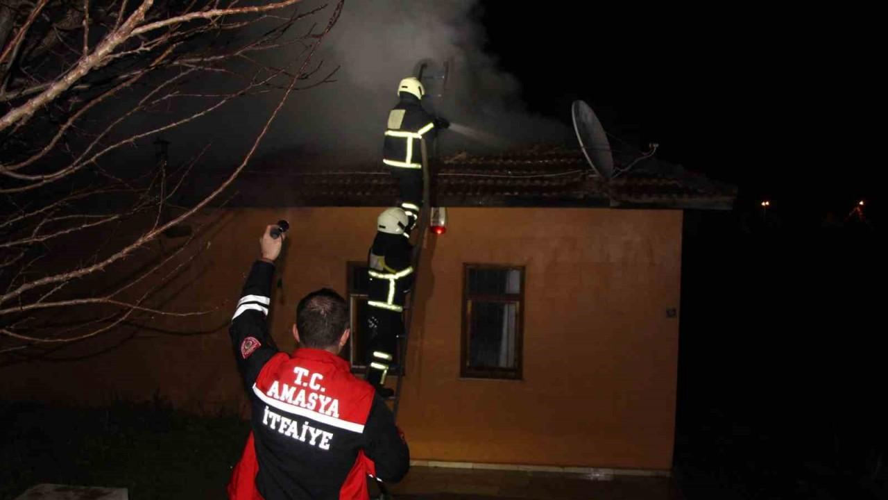 Amasya’da şömine bacasından çıkan kıvılcımlar yangına neden oldu