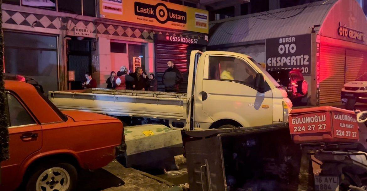 Bursa’da kontrolden çıkan otomobil, park halindeki araçlara çarptı: 1 ağır yaralı