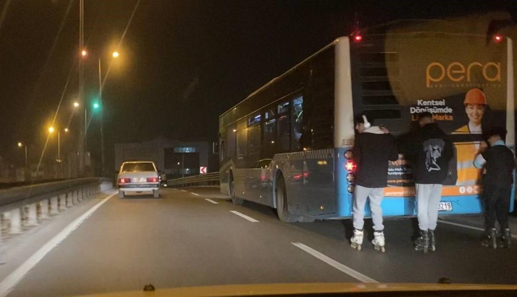 Patenli gençlerden 50 kilometre hızla giden otobüs arkasında ölüme davetiye