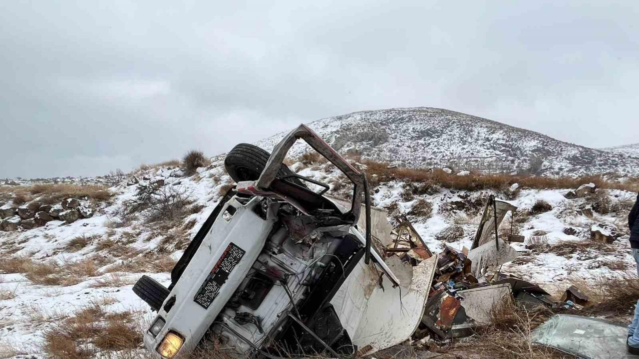 Şarampole devrilen kamyonet hurdaya döndü: 1 ağır yaralı