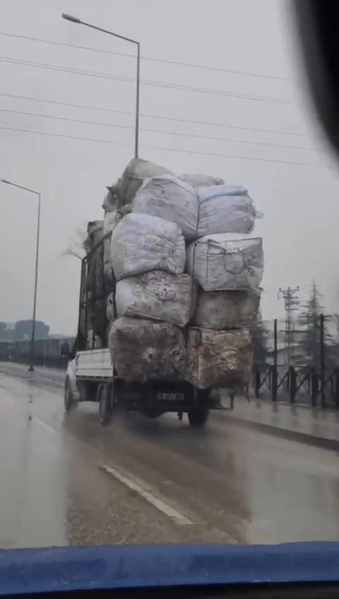 Bursa’da tehlikeli taşımacılık kamerada