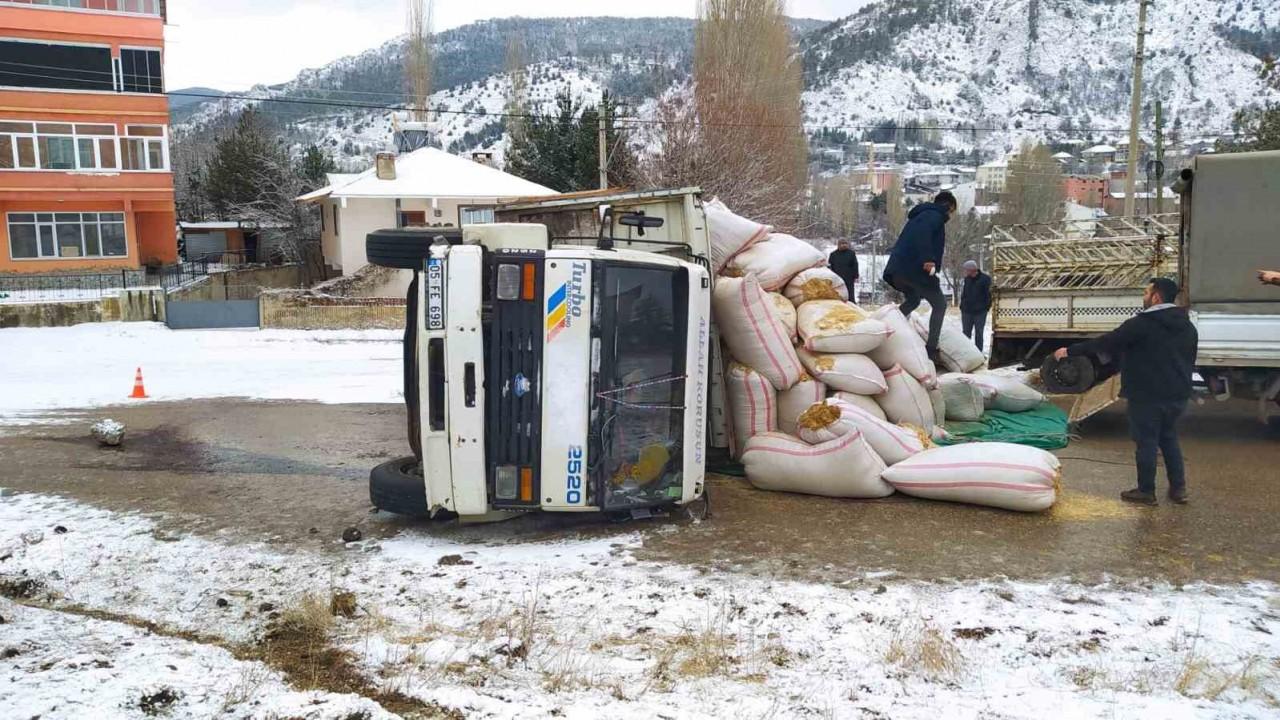 Giresun'da saman yüklü kamyon devrildi: 1 kişi yaralandı