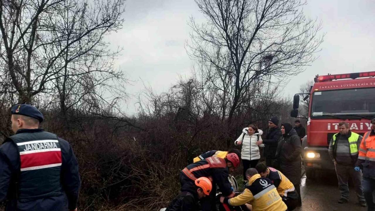 Otoyolda otomobil şarampole yuvarlandı: 3 yaralı. 30 Ocak 2023