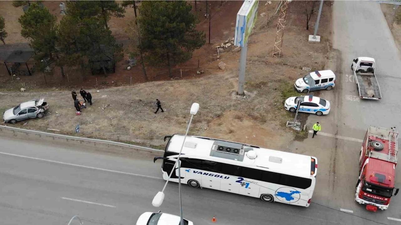 Otobüsün çarptığı otomobil hurdaya döndü: 3 yaralı