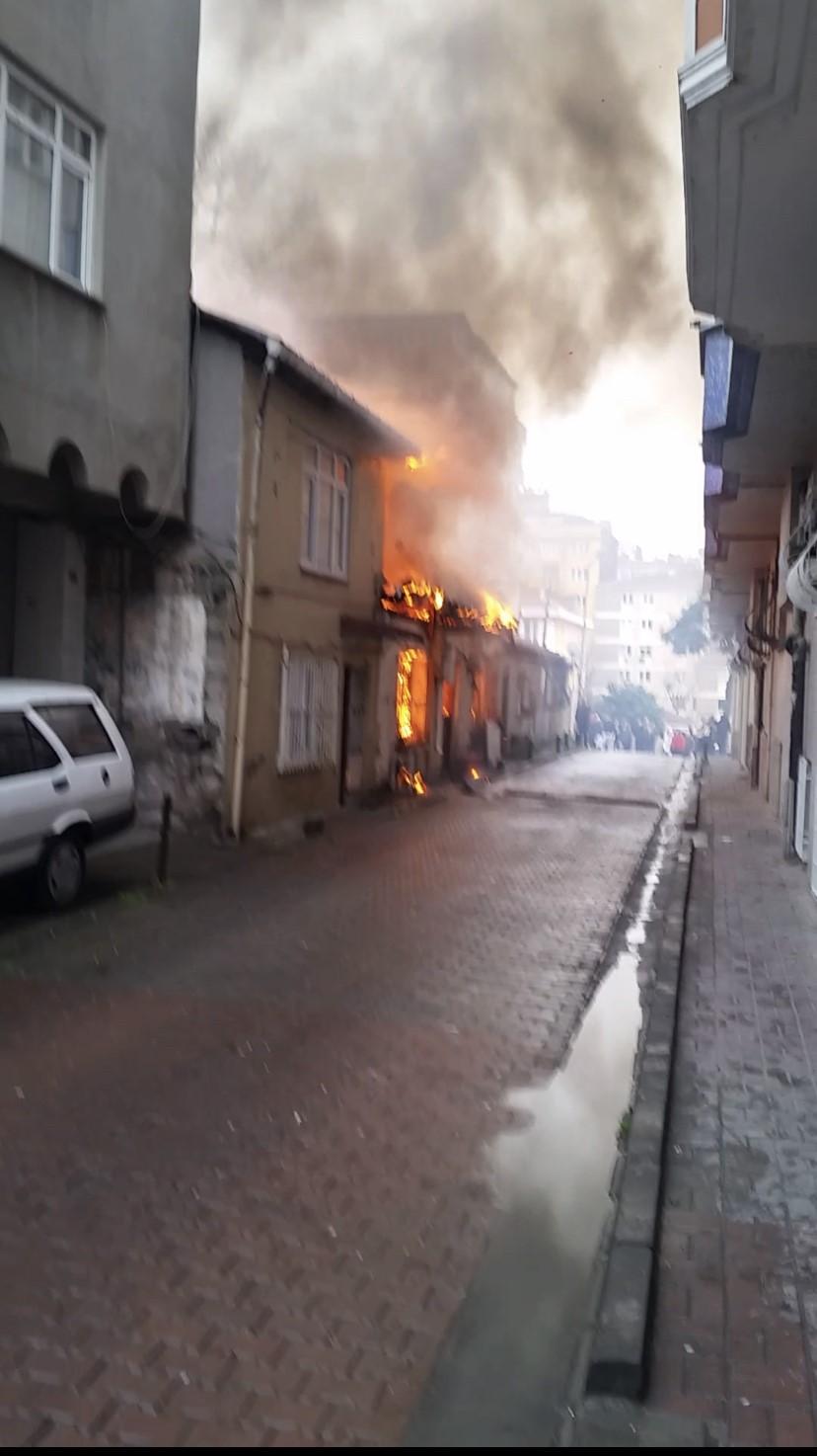 Şişli’de iki gecekondu alev alev yandı