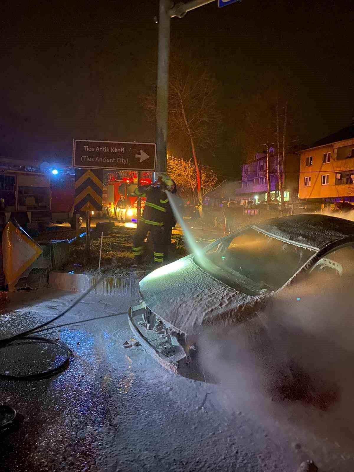 Refüje çarpıp takla atan otomobil alev alev yandı: 1 yaralı