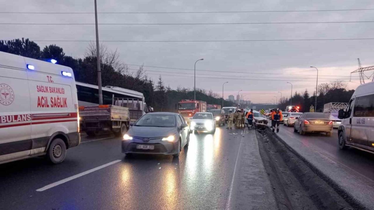 Başakşehir’de önceden olan kazayı sürücülere bildiren kamyonet şoförü minibüsün altında kalarak hayatını kaybetti