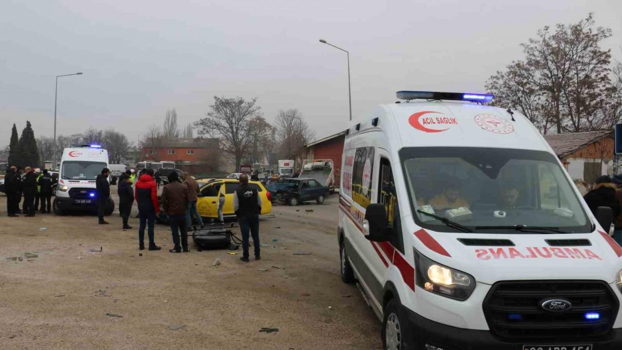 Edirne’de ticari taksi ile otomobilin çarpışma anı kamerada