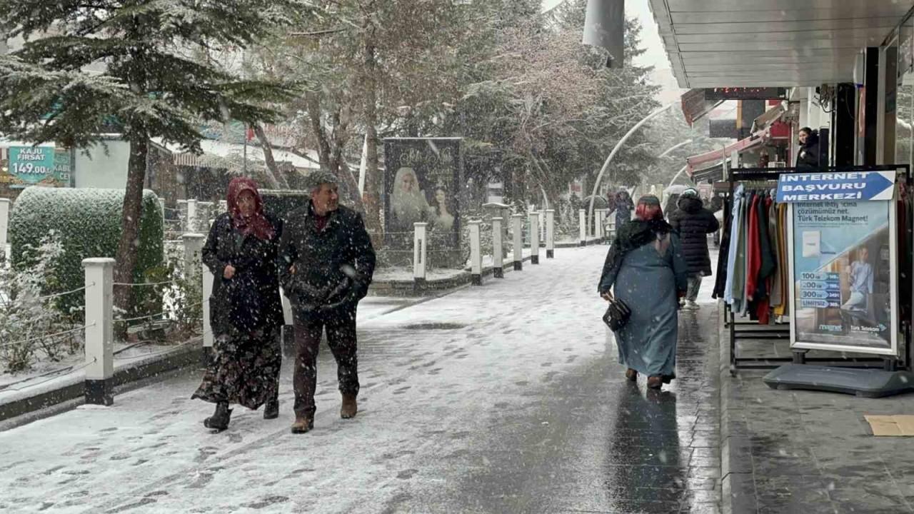 Niğde’de kar yağışı etkili oluyor