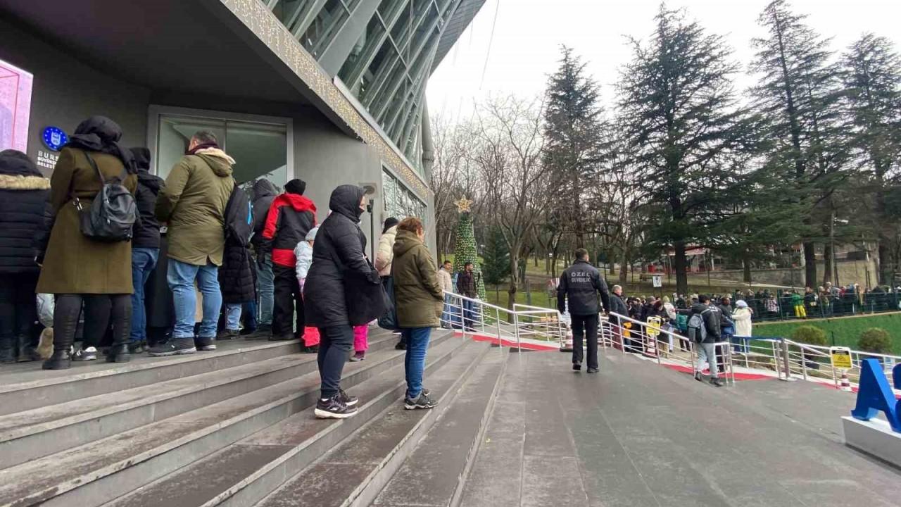 Tatili Uludağ’da geçirmek isteyen vatandaşlar, teleferikte metrelerce kuyruk oluşturdu