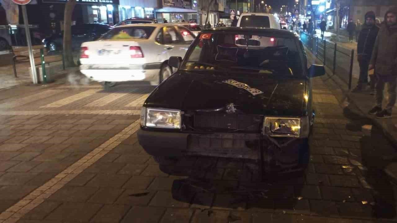 Otomobil ile motosikletli kurye çarpıştı: 1 yaralı