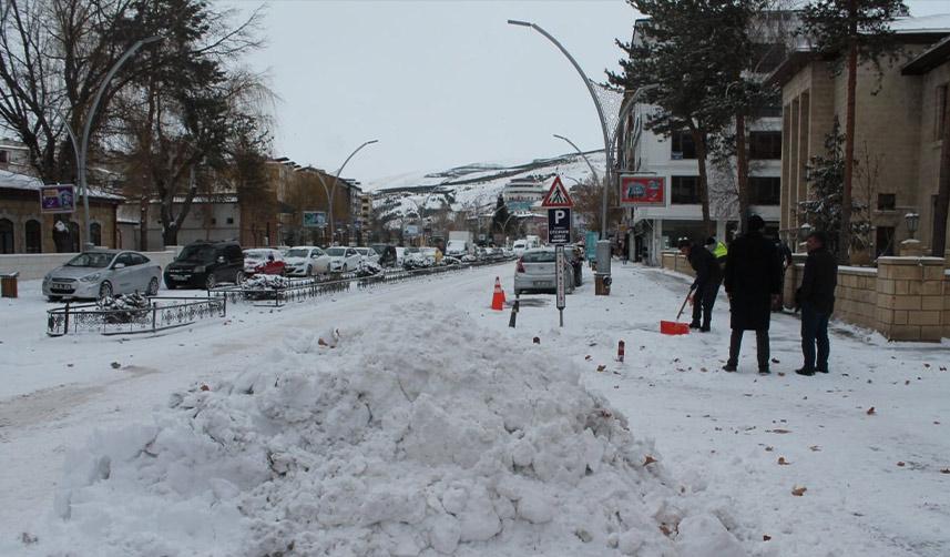 Bayburt'ta kar dondurucu soğuk ile geldi