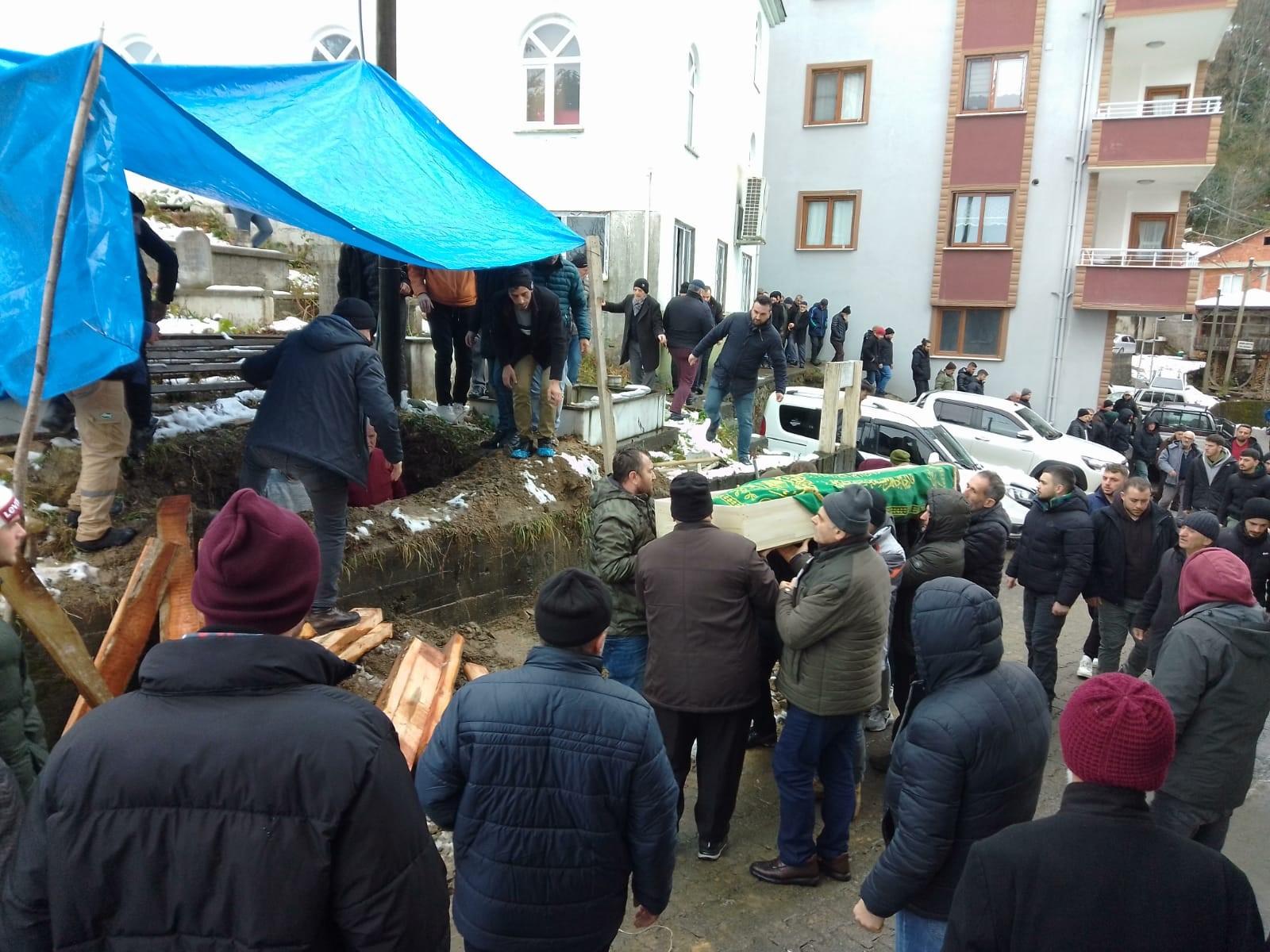 Oğlu ve gelinini deprem bölgesinden almak için giderken kazada ölmüştü! Rize'de Göz yaşlarıyla uğurlandı