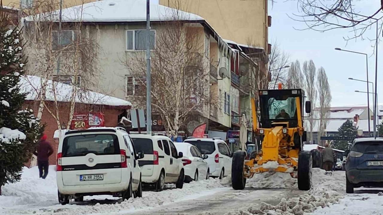 Ardahan Belediyesi ekiplerinin karla mücadele çalışmaları