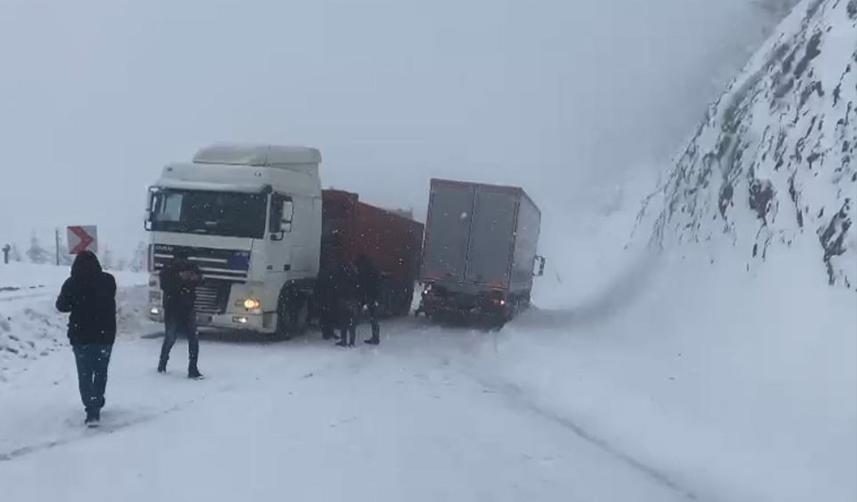 Artvin'de ağır tonajlı araçlar yolda kaldı!