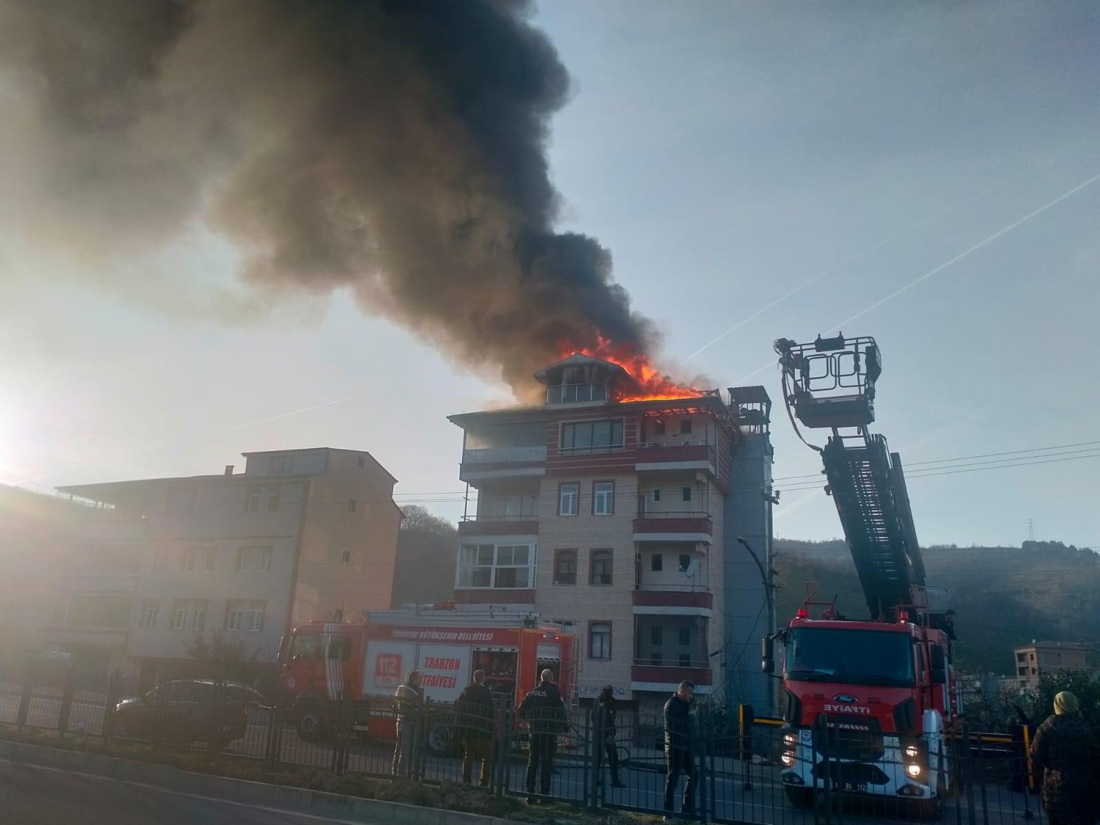 Trabzon'da 5 katlı evin çatısında yangın çıktı