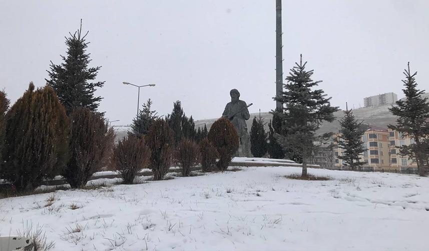 Bayburt'ta yağan kar şehri beyaza bürüdü