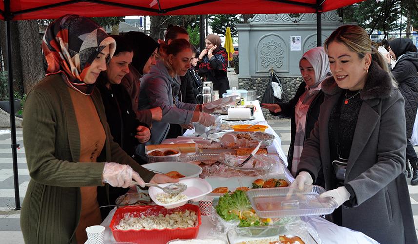 Artvin'de depremzedeler için kermes düzenlendi