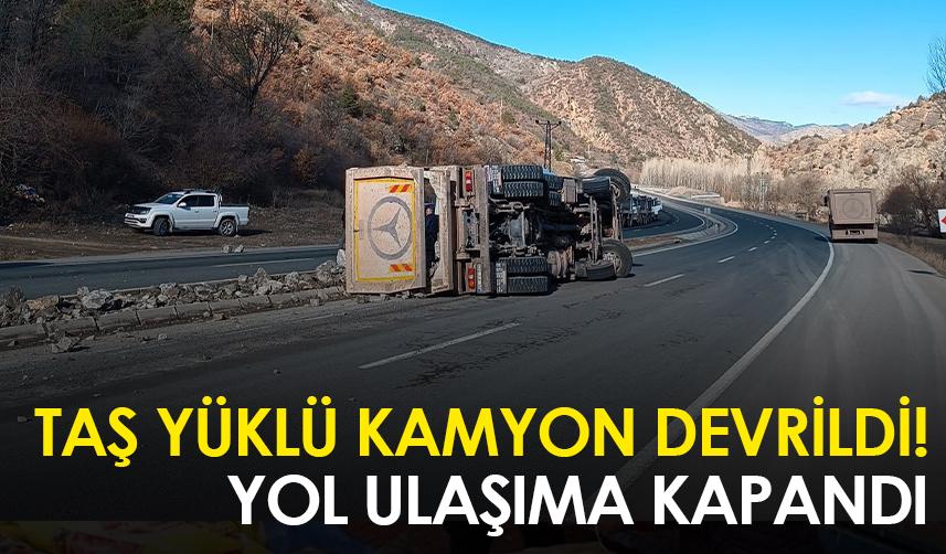 Gümüşhane'de taş yüklü kamyon devrildi! Yol ulaşıma kapandı