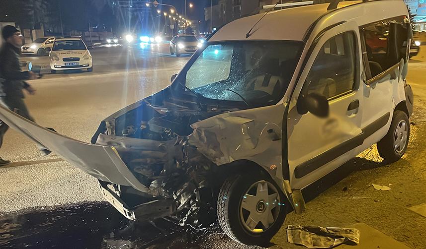 Bayburt'ta itfaiye aracı ile hafif ticari araç çarpıştı!  2 yaralı