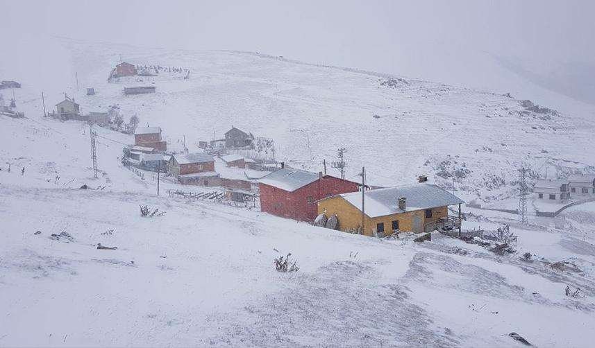 Bayburt - Trabzon sınırındaki yaylalar beyaza büründü