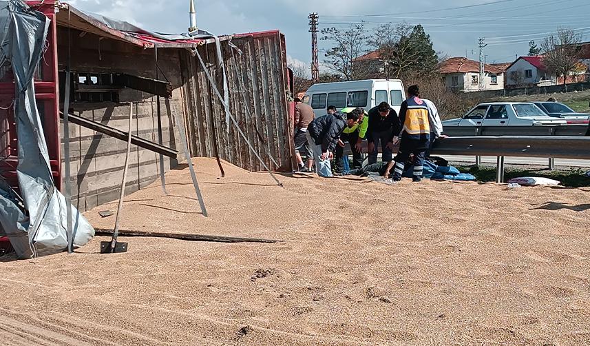 Samsun'da buğday yüklü kamyon devrildi! 2 yaralı