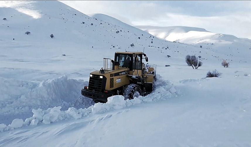 Bayburt'un yükseklerinde karla mücadele devam ediyor