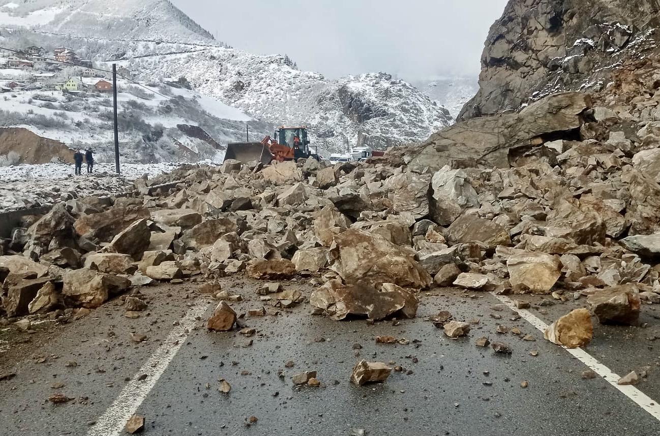 Gümüşhane-Kürtün kara yolu tek şeritten ulaşıma açıldı