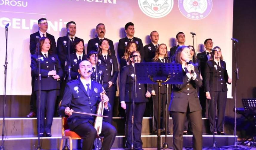 Giresun'da polis korosundan türkü dinletisi etkinliği