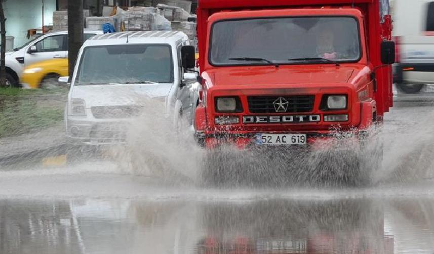 Ordu'da sağanak yağış hayatı olumsuz etkiledi