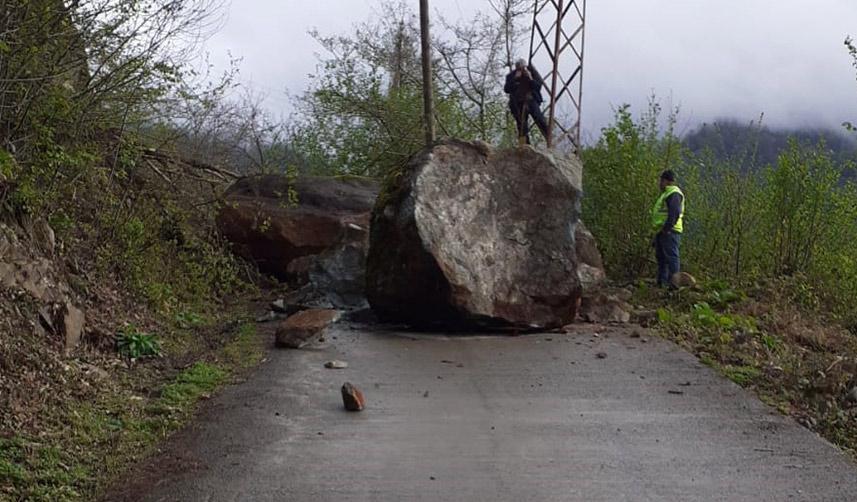 Artvin'de korkutan anlar! Dev kaya yola düştü