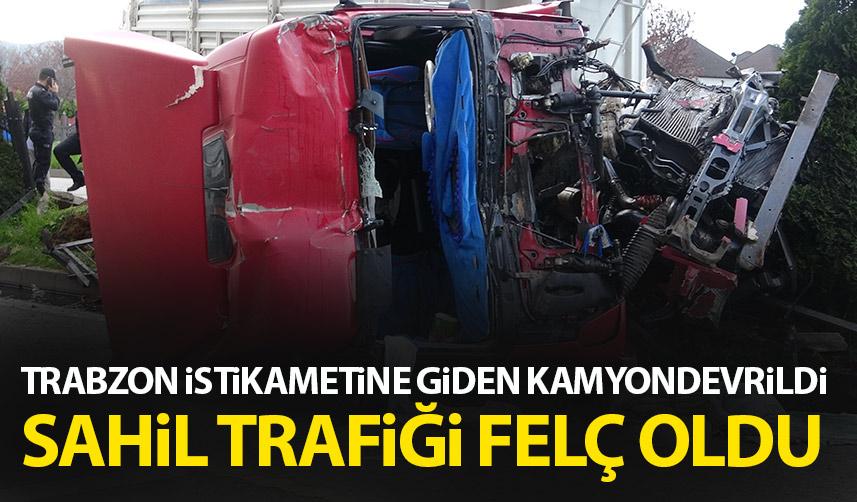 Trabzon istikametine giden kamyon devrildi! Karadeniz sahil yolu kitlendi