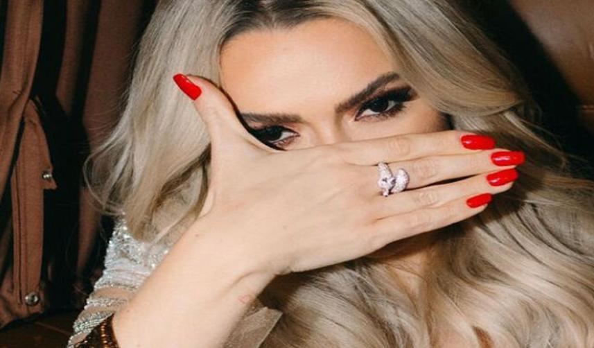 Hadise'den semt oturuşu pozu!