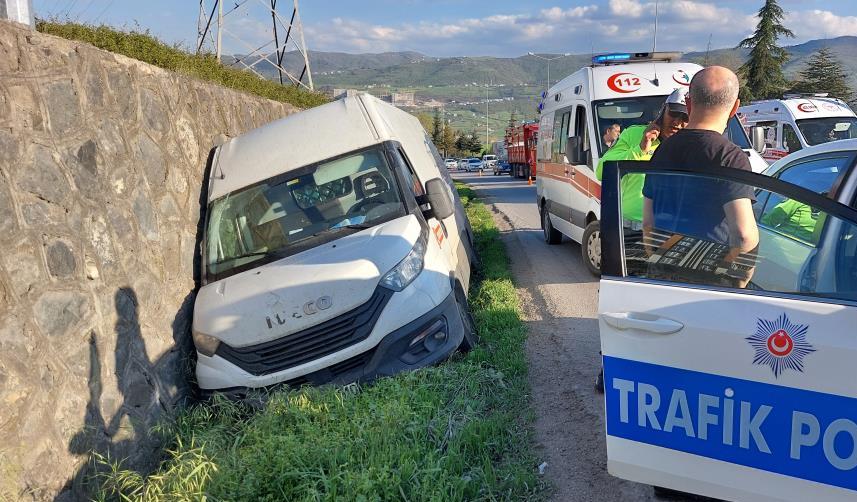 Samsun'da tırın sıkıştırdığı minibüs yoldan çıktı