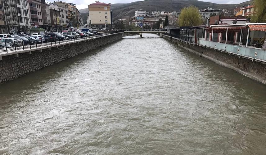 Bayburt'ta su seviyesi azalan Çoruh Nehri'nin yağışlar sonrası debisi arttı