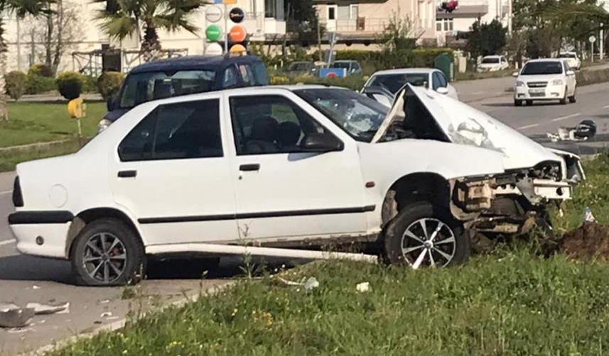 Samsun'da otomobil aydınlatma direğine çarptı! 1 yaralı