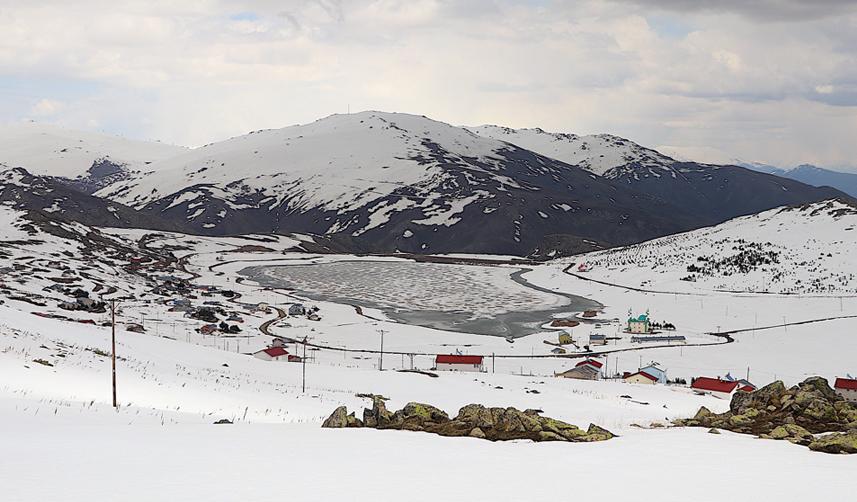 Bayburt'ta Aydıntepe Göleti ilkbaharda buzla kaplı