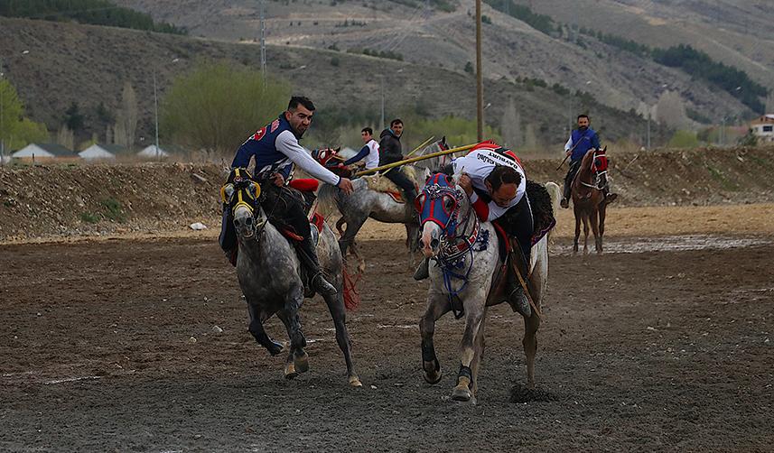 Bayburt'ta cirit sporcularından atlı gösteri