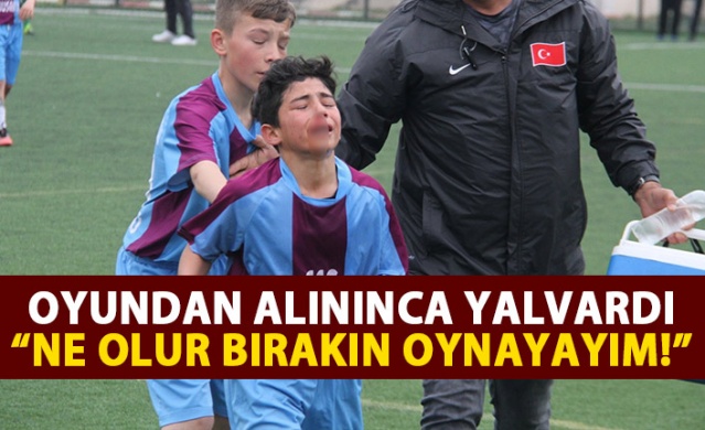 Küçük futbolcu oyundan alınınca "Beni bırakın oyuna gireyim" diye yalvardı