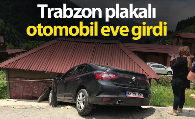 Trabzon plakalı otomobil eve girdi