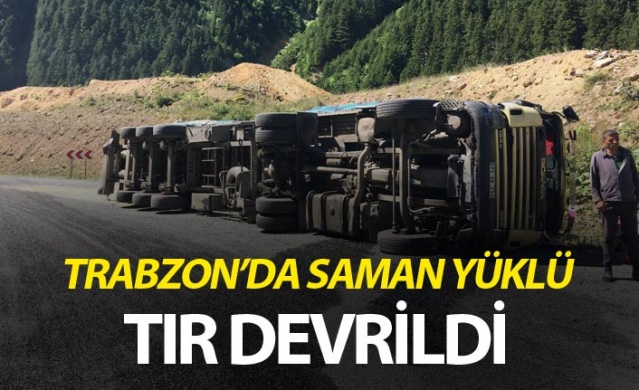 Trabzon'da virajı alamayan saman yüklü araç yan yattı