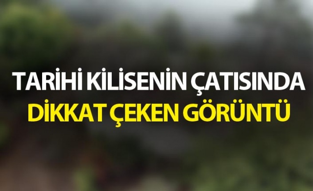 Tarihi kilisenin çatısında dikkat çeken görüntü