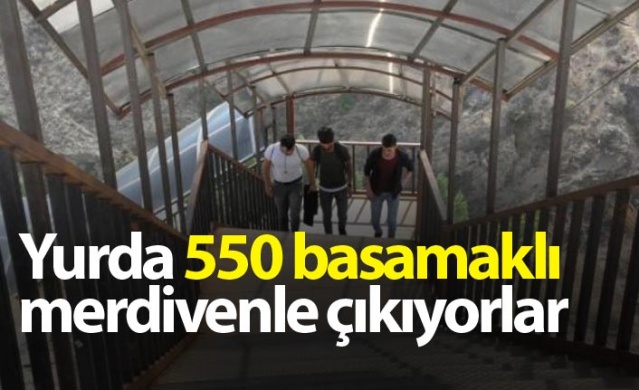 Yurda 550 basamaklı merdivenle çıkıyorlar