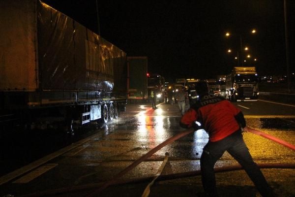 Lastiği patlayan TIR yandı, yol ulaşıma kapandı