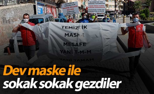 Gümüşhane'de dev maske ile sokak sokak gezdiler