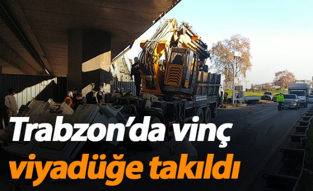 Trabzon’da vinç viyadüğe takıldı: 1 yaralı